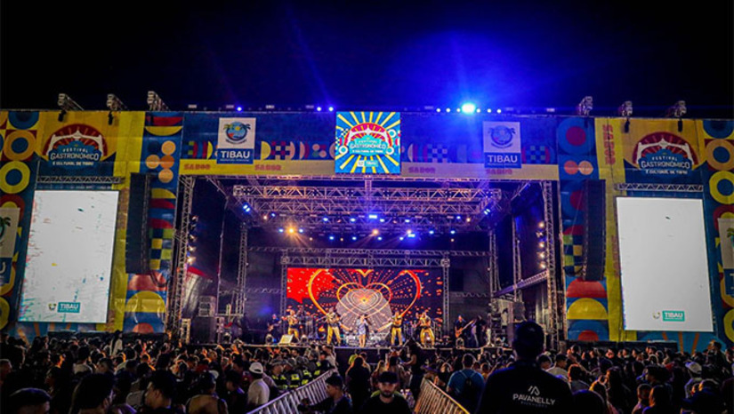 Imagem 1 - O Festival Gastronômico e Cultural de Tibau 2025 superou as edições anteriores e se firmou como o maior evento da região Oeste. Durante os três dias, o público ultrapassou 20 mil pessoas, com destaque para o sábado, que reuniu 8.918 visitantes no show de Zezo. A programação contou com atrações musicais, culturais e gastronômicas, reunindo chefs, artesãos e artistas locais. A maioria do público veio de cidades vizinhas como Mossoró, Grossos, Icapuí e Areia Branca. O evento movimentou a economia e reforçou Tibau como importante destino turístico do RN. Imagem 1 - O Festival Gastronômico e Cultural de Tibau 2025 superou as edições anteriores e se firmou como o maior evento da região Oeste. Durante os três dias, o público ultrapassou 20 mil pessoas, com destaque para o sábado, que reuniu 8.918 visitantes no show de Zezo. A programação contou com atrações musicais, culturais e gastronômicas, reunindo chefs, artesãos e artistas locais. A maioria do público veio de cidades vizinhas como Mossoró, Grossos, Icapuí e Areia Branca. O evento movimentou a economia e reforçou Tibau como importante destino turístico do RN.
