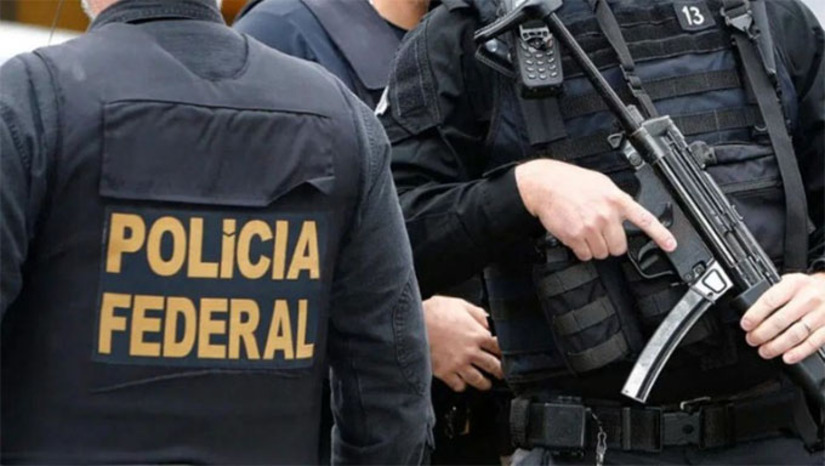 Imagem 1 - A operação Quina Potiguar investiga um esquema de desvio de recursos públicos e lavagem de dinheiro no Rio Grande do Norte. Segundo as apurações, valores de contratos públicos teriam sido movimentados por meio de uma lotérica em Lucrécia, com o objetivo de ocultar a origem ilícita do dinheiro. A quantia seria proveniente de repasses de prefeituras a uma construtora registrada em nome de um servidor municipal. Foram cumpridos sete mandados de busca e apreensão em Mossoró e Lucrécia. Os investigados podem responder por peculato e lavagem de dinheiro, crimes que somam até 22 anos de prisão. Imagem 1 - A operação Quina Potiguar investiga um esquema de desvio de recursos públicos e lavagem de dinheiro no Rio Grande do Norte. Segundo as apurações, valores de contratos públicos teriam sido movimentados por meio de uma lotérica em Lucrécia, com o objetivo de ocultar a origem ilícita do dinheiro. A quantia seria proveniente de repasses de prefeituras a uma construtora registrada em nome de um servidor municipal. Foram cumpridos sete mandados de busca e apreensão em Mossoró e Lucrécia. Os investigados podem responder por peculato e lavagem de dinheiro, crimes que somam até 22 anos de prisão.