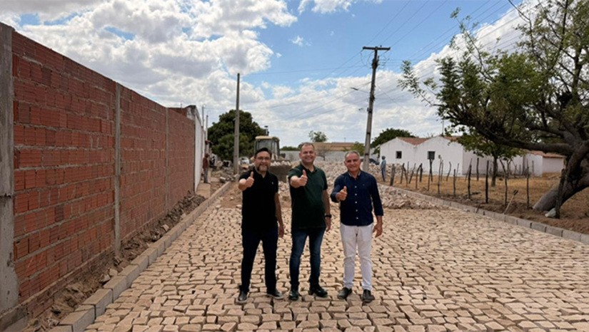 Imagem 1 - O prefeito Luiz Sabino Neto explica que a pavimentação representa mais que um avanço na mobilidade urbana. É também um passo importante na valorização da comunidade. “Essa é uma obra que traz dignidade, melhora a qualidade de vida das famílias e garante mais desenvolvimento para o Bico Torto. É o resultado de um trabalho conjunto, comprometido com o progresso de Apodi”, destacou o gestor. Imagem 1 - O prefeito Luiz Sabino Neto explica que a pavimentação representa mais que um avanço na mobilidade urbana. É também um passo importante na valorização da comunidade. “Essa é uma obra que traz dignidade, melhora a qualidade de vida das famílias e garante mais desenvolvimento para o Bico Torto. É o resultado de um trabalho conjunto, comprometido com o progresso de Apodi”, destacou o gestor.