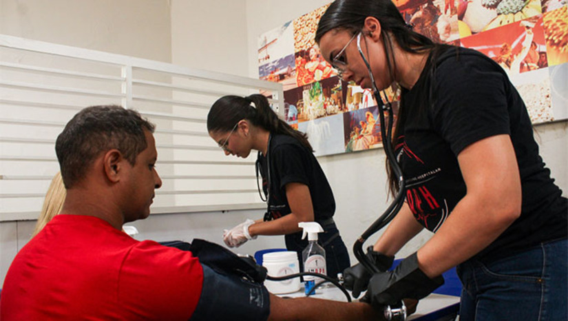Imagem 1 -  No evento, os moradores da região poderão atualizar o esquema vacinal, com o serviço de imunização. Haverá ainda sala de testagens com antropometria, bioimpedância e orientações nutricionais. Além disso, aplicação de fluor e orientações odontológicas. Na Sala Rosa, acontecerão exames preventivos e exames clínico das mamas. Já a do autocuidado contará com massagem e ventosas (fisioterapia). A programação da Saúde ainda contempla: palestra sobre primeiros socorros; palestra sobre a campanha "Outubro Rosa", aferição de sinais vitais; castramóvel com vacina antirrábica e palestra sobre maus-tratos.