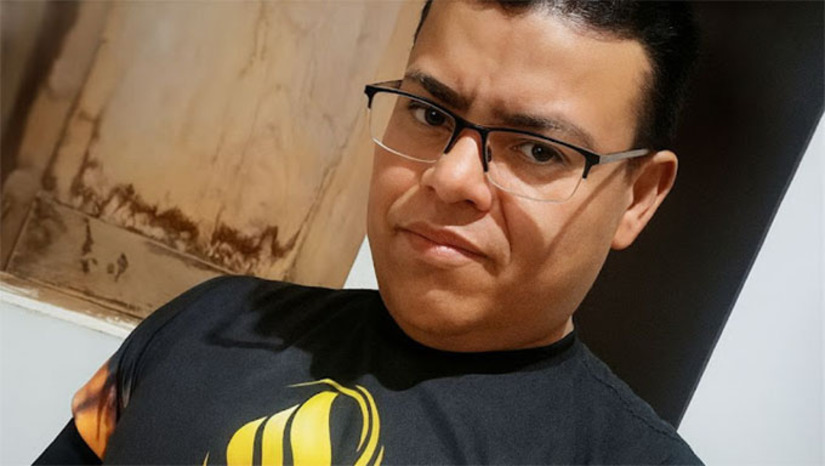 Imagem 1 -  A vítima foi identificada como Simão Silva, morador do conjunto Parati 2000 em Assú. O homem que era evangélico, retornava do trabalho para casa, quando foi atingido pela placa. De acordo com informações da Polícia Militar, a placa de zinco fazia parte da cobertura de uma obra e foi arremessado por um redemoinho atingindo o motociclista que passava pela rua. Mesmo utilizando capacete, a vítima sofreu ferimentos graves na região do pescoço. Populares tentaram prestar socorro imediato, enquanto o Samu foi acionado. No entanto, ao chegar ao local, a equipe médica constatou o óbito.