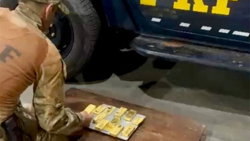   A PRF apreendeu 10,2 kg de ouro, avaliados em mais de R$ 7 milhões, na noite de quarta-feira (22), em Boa Vista (RR). O material, escondido em um carro, seria proveniente de garimpo ilegal em áreas protegidas e terras indígenas. O motorista foi preso e encaminhado à Polícia Federal. Com essa apreensão, a PRF já soma mais de 200 kg de ouro confiscados em 2025, o equivalente a R$ 140 milhões. A operação faz parte do Plano Amazônia: Segurança e Soberania (AMAS), do Governo Federal, que intensifica o combate ao crime na região amazônica.
