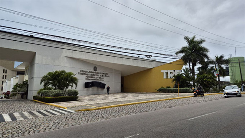   A decisão confirma a cassação dos mandatos dos vereadores Edival Nunes Cabral e Elionaide Duarte da Silva, eleitos pelo PL. Segundo o processo, uma das candidatas registradas pela legenda, Maria Alzenir, obteve apenas 22 votos e não realizou atos efetivos de campanha, apesar de declarar gastos eleitorais, o que evidenciou a natureza fictícia da candidatura.