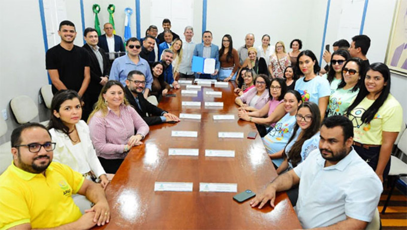 Imagem 1 - Com a nova lei, a gestão municipal passa a contar com um instrumento permanente de financiamento das políticas públicas destinadas a esse público. “Esse é um momento muito simbólico, uma demonstração do quanto a nossa gestão municipal valoriza e investe na inclusão social em Mossoró. A criação do Fundo Municipal dos Direitos da Pessoa com Deficiência de Mossoró possibilitará mais investimentos em políticas públicas na área, fortalecendo a inclusão na nossa cidade’’, destacou Marcos Medeiros. Imagem 1 - Com a nova lei, a gestão municipal passa a contar com um instrumento permanente de financiamento das políticas públicas destinadas a esse público. “Esse é um momento muito simbólico, uma demonstração do quanto a nossa gestão municipal valoriza e investe na inclusão social em Mossoró. A criação do Fundo Municipal dos Direitos da Pessoa com Deficiência de Mossoró possibilitará mais investimentos em políticas públicas na área, fortalecendo a inclusão na nossa cidade’’, destacou Marcos Medeiros.