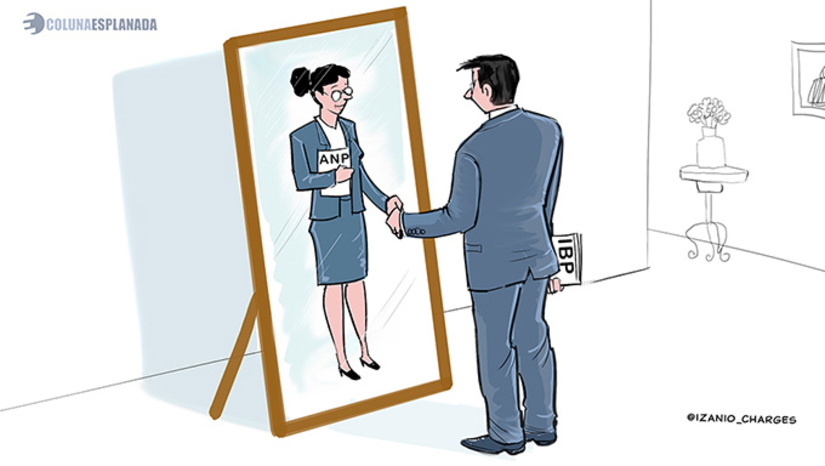   Carlos Orlando Enrique da Silva deixou a Agência Nacional do Petróleo (ANP) e assumiu a Diretoria de Downstream do Instituto Brasileiro de Petróleo (IBP), que representa grandes companhias de combustíveis. Embora dentro das regras, o movimento gerou desconforto no setor. Enquanto isso, sua esposa, Renata Bona, continuou na ANP como principal assessora da diretora Symone Araújo, uma das vozes mais influentes da agência. Sob orientação de Carlos, o IBP produziu relatórios críticos à empresa Refit. Essa ação aconteceu justamente quando a diretora Symone Araújo e sua equipe conduziram uma fiscalização sigilosa contra a refinaria. Marido e esposa teriam atuado em lados interligados do mesmo caso. E apesar de nada parecer fora da legalidade, o arranjo soou incômodo e levantou suspeita de conflito de interesse. Procurada, a ANP respondeu que a transição do ex-diretor para o mercado privado ocorreu dentro da legalidade e não vê conflito de interesses com a esposa na agência.