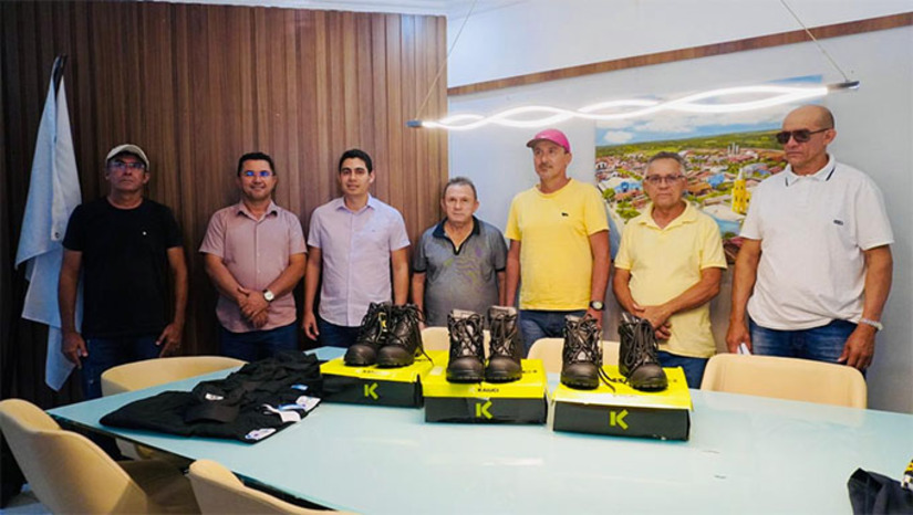 Imagem 1 - Os uniformes representam mais conforto, segurança e padronização para os profissionais que atuam na proteção do patrimônio público e na segurança da população. A nova vestimenta da Guarda Municipal beneficiou todos os 17 agentes da corporação. Já os vigias municipais receberam kits contendo calça, camiseta, boné e bota, totalizando 20 profissionais contemplados com o novo fardamento. Imagem 1 - Os uniformes representam mais conforto, segurança e padronização para os profissionais que atuam na proteção do patrimônio público e na segurança da população. A nova vestimenta da Guarda Municipal beneficiou todos os 17 agentes da corporação. Já os vigias municipais receberam kits contendo calça, camiseta, boné e bota, totalizando 20 profissionais contemplados com o novo fardamento.