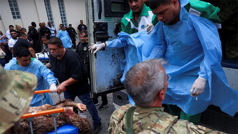 Imagem 1 - A Polícia Militar colocou de prontidão toda a tropa, mesmo o pessoal administrativo está convocado a comparecer aos quartéis. O número de presos já ultrapassa 100, muitos deles de uma facção criminosa do Pará, do norte do país, escondidos no Rio. Mais de 75 fuzis, além de pistolas e granadas foram apreendidos na ação até agora. Imagem 1 - A Polícia Militar colocou de prontidão toda a tropa, mesmo o pessoal administrativo está convocado a comparecer aos quartéis. O número de presos já ultrapassa 100, muitos deles de uma facção criminosa do Pará, do norte do país, escondidos no Rio. Mais de 75 fuzis, além de pistolas e granadas foram apreendidos na ação até agora.