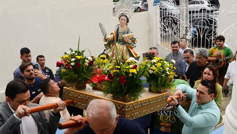 Imagem 1 - A Festa de Santa Luzia faz parte da história do povo mossoroense. Neste ano, ela acontecerá de 30 de novembro a 13 de dezembro. Nesta edição, o fomento da Prefeitura à festa será de R$ 200 mil. “Neste ano aumentou o fomento da Prefeitura de Mossoró à Festa de Santa Luzia. Temos gratidão à Prefeitura pelo fomento destinado este ano à festa. Sempre falamos que a parte cultural da Festa de Santa Luzia precisa ser mantida e fomentada. A Festa é o maior evento religioso do RN e uma das maiores expressões de fé e de religiosidade da região Nordeste”, disse Pe. Otoniel Alves. Imagem 1 - A Festa de Santa Luzia faz parte da história do povo mossoroense. Neste ano, ela acontecerá de 30 de novembro a 13 de dezembro. Nesta edição, o fomento da Prefeitura à festa será de R$ 200 mil. “Neste ano aumentou o fomento da Prefeitura de Mossoró à Festa de Santa Luzia. Temos gratidão à Prefeitura pelo fomento destinado este ano à festa. Sempre falamos que a parte cultural da Festa de Santa Luzia precisa ser mantida e fomentada. A Festa é o maior evento religioso do RN e uma das maiores expressões de fé e de religiosidade da região Nordeste”, disse Pe. Otoniel Alves.