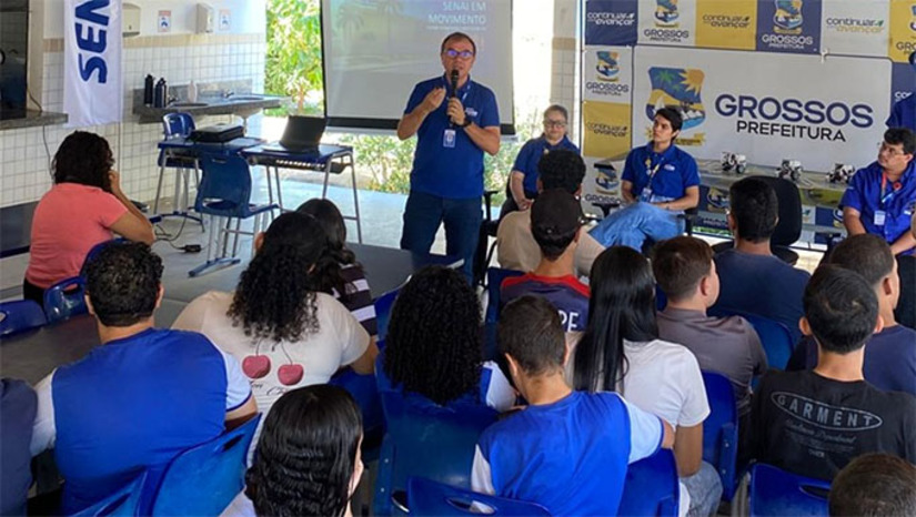 Imagem 1 - Grossos se destaca como a primeira cidade a integrar o projeto “SENAI em Movimento”, que visa estabelecer uma conexão direta entre a educação técnica e as demandas do mercado de trabalho. A ação foi fruto de uma colaboração entre o SENAI e a Secretaria Municipais de Meio Desenvolvimento e Meio Ambiente. O projeto foi apresentado de forma dinâmica, detalhando os diversos setores de atuação dos cursos oferecidos pelo SENAI, sua relevância no cenário econômico e a distribuição de oportunidades no contexto local e regional. Imagem 1 - Grossos se destaca como a primeira cidade a integrar o projeto “SENAI em Movimento”, que visa estabelecer uma conexão direta entre a educação técnica e as demandas do mercado de trabalho. A ação foi fruto de uma colaboração entre o SENAI e a Secretaria Municipais de Meio Desenvolvimento e Meio Ambiente. O projeto foi apresentado de forma dinâmica, detalhando os diversos setores de atuação dos cursos oferecidos pelo SENAI, sua relevância no cenário econômico e a distribuição de oportunidades no contexto local e regional.
