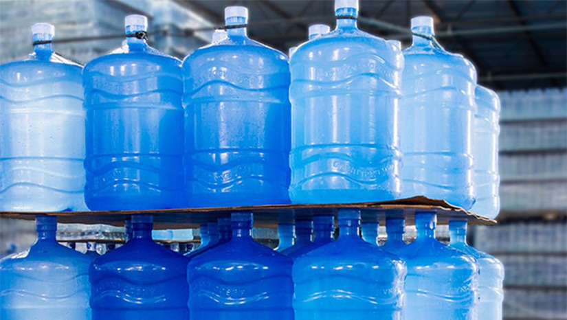 Imagem 1 - Segundo o Sindicato das Indústrias de Cervejas, Refrigerantes, Águas Minerais e Bebidas (Sicramirn), o reajuste é motivado pelo aumento dos custos de produção e da inflação acumulada. Com isso, o valor ao consumidor deve variar entre R$ 9 e R$ 15, dependendo da região. O setor, que reúne 35 indústrias e comercializa cerca de 3,5 milhões de garrafões por mês, afirma que tentou adiar o aumento, mas que a medida é necessária para manter as operações. Imagem 1 - Segundo o Sindicato das Indústrias de Cervejas, Refrigerantes, Águas Minerais e Bebidas (Sicramirn), o reajuste é motivado pelo aumento dos custos de produção e da inflação acumulada. Com isso, o valor ao consumidor deve variar entre R$ 9 e R$ 15, dependendo da região. O setor, que reúne 35 indústrias e comercializa cerca de 3,5 milhões de garrafões por mês, afirma que tentou adiar o aumento, mas que a medida é necessária para manter as operações.
