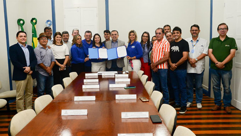 Imagem 1 - Na manhã desta quarta-feira (29), a Prefeitura de Mossoró sancionou duas importantes leis para o setor agrícola: a atualização da Lei nº 4.237, que regulamenta o Serviço de Inspeção Municipal (SIM), e a Lei Complementar nº 229, que institui o Plano de Cargos, Carreira e Remuneração (PCCR) da Secretaria Municipal de Agricultura e Desenvolvimento Rural (Seadru). A atualização da legislação do SIM fortalece o trabalho de inspeção e orientação aos produtores de alimentos de origem animal e vegetal. O novo PCCR garante mais segurança e valorização aos servidores efetivos da Agricultura. Imagem 1 - Na manhã desta quarta-feira (29), a Prefeitura de Mossoró sancionou duas importantes leis para o setor agrícola: a atualização da Lei nº 4.237, que regulamenta o Serviço de Inspeção Municipal (SIM), e a Lei Complementar nº 229, que institui o Plano de Cargos, Carreira e Remuneração (PCCR) da Secretaria Municipal de Agricultura e Desenvolvimento Rural (Seadru). A atualização da legislação do SIM fortalece o trabalho de inspeção e orientação aos produtores de alimentos de origem animal e vegetal. O novo PCCR garante mais segurança e valorização aos servidores efetivos da Agricultura.