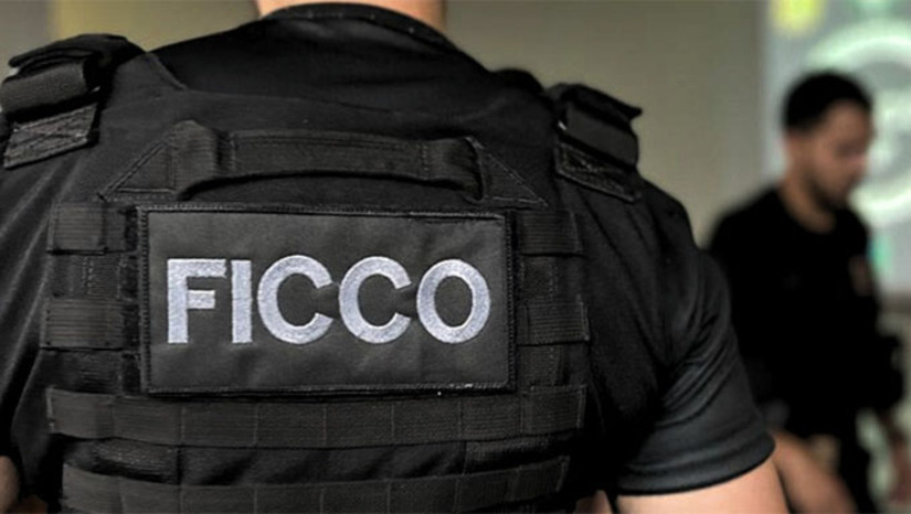 Imagem 1 -  A Operação Venari, tem com o objetivo de combater crimes cometidos por membros de uma organização criminosa com atuação dentro e fora dos presídios do Rio Grande do Norte. A ação ocorreu em seis cidades de três estados incluindo Mossoró, Natal e Caicó e resultou no cumprimento de 19 mandados judiciais, sendo 5 de prisão preventiva e 14 de busca e apreensão. Cerca de 100 agentes participaram da operação, envolvendo a Polícia Federal, Polícia Civil, Polícia Militar, Polícia Penal e o ITEP/RN. As investigações continuam para apurar crimes de tráfico de drogas, organização criminosa e outros delitos correlatos.