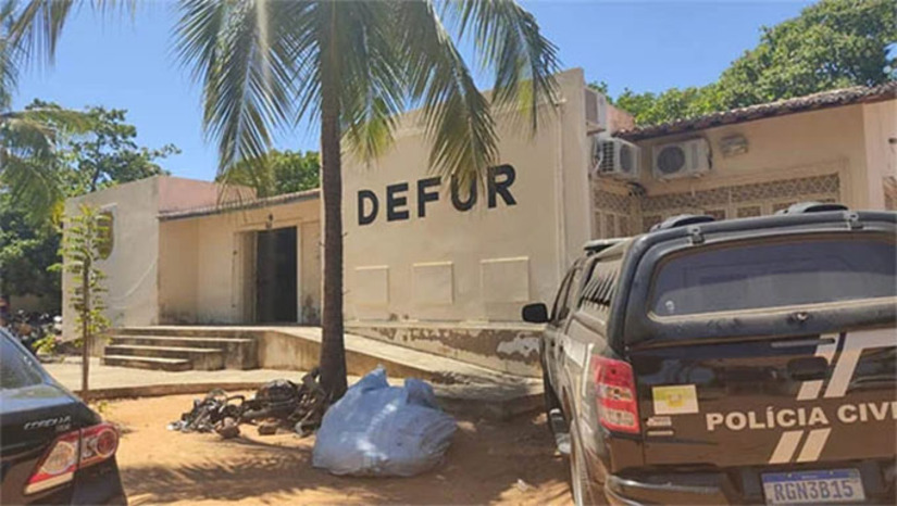 Imagem 1 -  A Polícia Civil do Rio Grande do Norte, por meio da DEFUR de Mossoró, prendeu nesta terça-feira (28) um homem de 30 anos condenado por falsa comunicação de crime. Em 2023, ele registrou um boletim de ocorrência alegando ter sido vítima de roubo, mas as investigações revelaram que o próprio comunicante realizou as transferências bancárias que afirmou terem sido feitas por criminosos. O objetivo era acionar indevidamente o seguro do banco. Após a condenação, a prisão foi cumprida pela equipe da DEFUR.