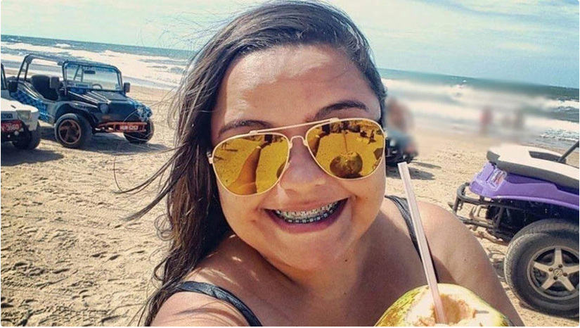 Imagem 1 -  Jade Gardênia de Almeida, de 33 anos, aplicou dezenas de golpes, simulando a venda de celulares, em sua maioria iphones, onde ela recebia o pagamento, mas não entregava o aparelho. Ficava com o dinheiro dos compradores e aparecia nas redes sociais curtindo praias e hotéis de luxo. Com a sentença transitado em julgado, ela vai cumprir a pena de 13 anos inicialmente em regime fechado, na Ala Feminina da Penitenciária Mário Negócio, em Mossoró.