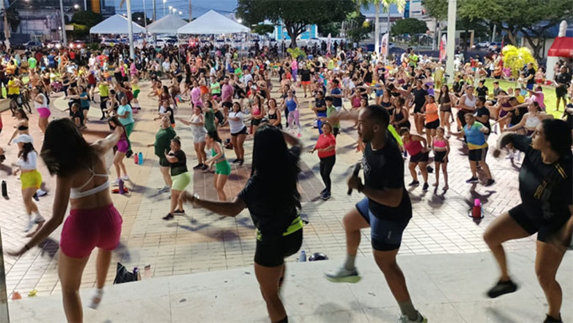 Imagem 1 -  O Viva Rio Branco terá sua programação normal neste domingo, 2 de novembro, dia de finados. A Sesporte promoverá aula de dança com equipe da própria secretaria na praça Sadrak Tavares, também conhecida como Praça dos Patins. Para as atividades físicas e de lazer, como corrida, caminhada e pedalada, a Avenida Rio Branco seguirá interditada com apoio da equipe de trânsito do Município.