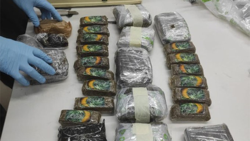   A droga foi encontrada com o auxílio de um cão farejador, no interior de uma mala que continha um fundo falso. A passageira, oriunda da Europa, tinha como destino final o Aeroporto Internacional de Guarulhos/SP.  A mulher foi presa em flagrante e encaminhada à Superintendência Regional da Polícia Federal no Rio Grande do Norte, onde foi autuada por tráfico internacional de drogas.