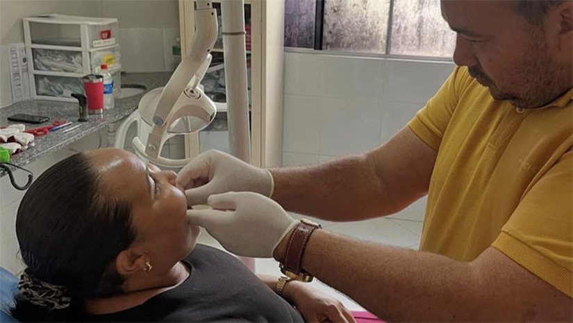 Imagem 1 -  Durante a ação, também foram realizadas modelagens para confecção de novas próteses que serão entregues nas próximas semanas. Ao todo, mais de 30 pessoas foram atendidas no Centro de Especialidades Odontológicas (CEON).  O secretário municipal de Saúde, Dr. Adail Vale, acompanhou de perto a atividade que chega para a melhoria da qualidade de vida da população.