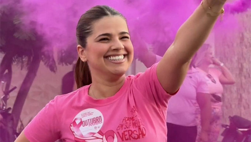 Imagem 1 -  A Prefeitura de Caraúbas encerrou a programação do Outubro Rosa com a Caminhada do Ritmo Rosa, que reuniu dezenas de mulheres, profissionais de saúde e a comunidade em um ato de conscientização e valorização da vida. Promovida pela Secretaria Municipal de Saúde, a ação reforçou a importância do diagnóstico precoce e dos cuidados contínuos com a saúde da mulher. Ao longo do mês, foram realizadas palestras, atendimentos e atividades educativas nas unidades de saúde