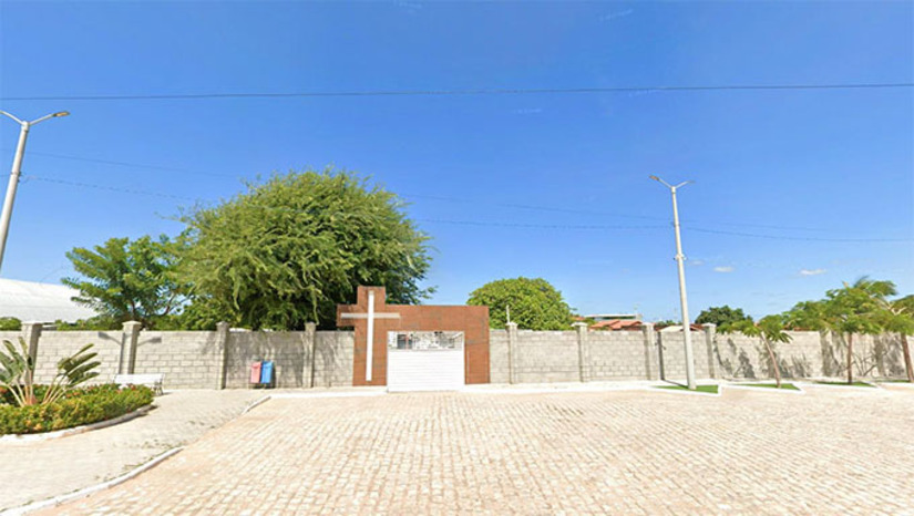 Imagem 1 -  As equipes das secretarias de Urbanismo e Obras realizaram capinagem, remoção de lixo e entulhos, e poda de árvores. Também foram feitas a pintura do Centro de Velório Gliceria da Silva e a revisão de túmulos em apoio às famílias.  As ações visam garantir a organização e a limpeza dos locais para receber os visitantes durante o feriado.