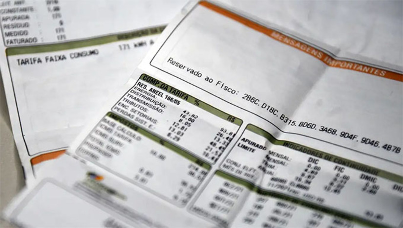   A Agência Nacional de Energia Elétrica (Aneel) anunciou a manutenção da bandeira vermelha patamar 1 para o mês de outubro, o que adiciona R$ 4,46 a cada 100 kWh consumidos. A decisão ocorre devido ao baixo volume de chuvas e à queda no nível dos reservatórios, o que exige o uso de usinas termelétricas, mais caras que as hidrelétricas.