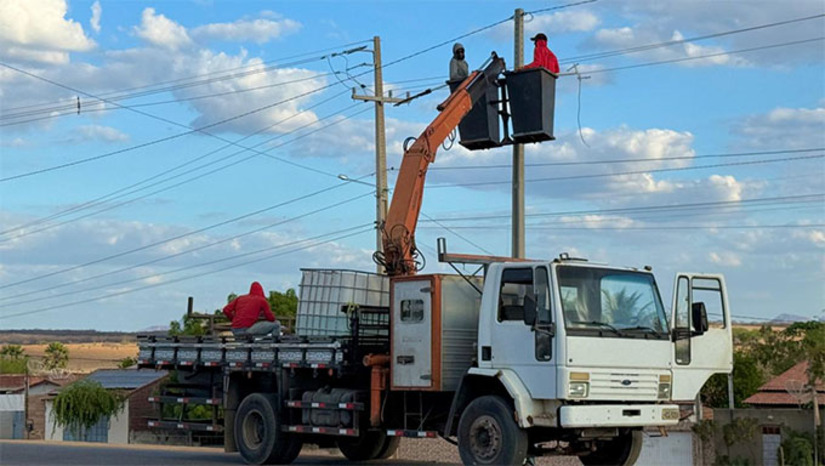 Imagem 1 -  A Prefeitura de Umarizal iniciou a implantação de 4 km de iluminação 100% em LED na RN-117, garantindo mais segurança, conforto e visibilidade para quem trafega pela rodovia. O sistema moderno é mais econômico, durável e sustentável, fazendo parte das ações da gestão municipal para modernizar a infraestrutura e melhorar a qualidade de vida da população.