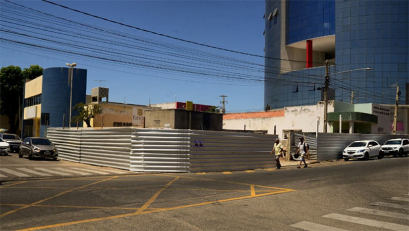   O antigo prédio do CEO, localizado em frente à Praça Bento Praxedes, será completamente revitalizado para receber a população mossoroense. O objetivo da “Central do Povo” é facilitar o acesso da população às informações, concentrando serviços nas áreas de saúde, assistência social, educação, serviços urbanos e trânsito, entre outros, sendo estes serviços de Cadastro Único, regulação da saúde, serviços urbanos, trânsito e recebimento de documentação. O prédio contará com 12 salas, call center, sala do Procon, ouvidora, além de duas salas de audiência.