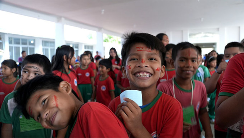   O programa Aprender Conectado está levando internet de alta velocidade a escolas públicas em todo o Brasil e já beneficiou 78 escolas no Rio Grande do Norte, sendo nove em Mossoró. A iniciativa, executada pela Eace, tem o objetivo de reduzir o isolamento digital e já alcançou mais de 11 mil escolas no país, incluindo 9.197 em áreas rurais e 623 indígenas. O projeto conecta cerca de 50 novas escolas por dia e deve chegar a 18 mil unidades até o fim de 2025 e 40 mil até 2026.