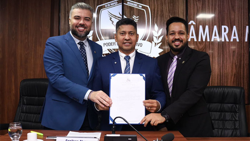   A Prefeitura enviou à Câmara o Projeto de Lei nº 152/2025, que autoriza a doação de um terreno localizado na Rua Jerônimo Rosado, nº 242, no Centro, com 3.596 m², para a construção do novo prédio. O pedido partiu do presidente da Câmara, vereador Genilson Alves, que destacou que a sede própria será um marco histórico, garantindo melhores condições de trabalho, transparência e melhor atendimento à população. O novo espaço promete ser mais amplo, acessível e adequado às atividades legislativas e de atendimento ao público.