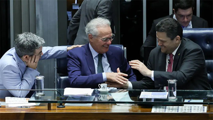   A nova regra isenta do Imposto de Renda (IR) quem ganha até R$ 5 mil mensais e aumenta a taxação de altas rendas. Se Sancionada pelo presidente Lula, a redução do IR passa a valer a partir de janeiro de 2026. O governo Lula calcula que cerca de 25 milhões de brasileiros vão pagar menos impostos, enquanto outros 200 mil contribuintes terão algum aumento na tributação.