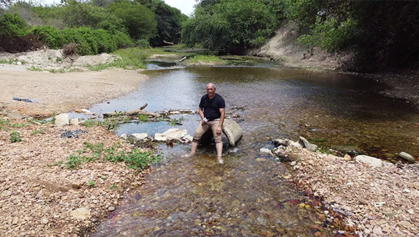   Reportagem do Portal Mossoró Hoje mostrou neste final de semana que o rio baixou muito na região da comunidade de Olho D’Água Velhos e praticamente secou na região do assentamento Paulo Freire e Melancias. Nestas últimas duas comunidades, os produtores de hortaliças falaram que já estavam impossibilitados de irrigar os plantios, devido a alta salinidade da água. Em Melancias, o rio já estava sem água. Para voltar água corrente no rio, a SEMARH ampliou a vazão das comportas de Umari de 900 litros por segundo para 1.800 litros por segundo, atendendo pedido da deputada Isolda Dantas.