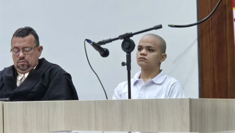   Jefferson Lucas Nascimento Targino, de 20 anos, era membro do PCC, mas teria matado uma pessoa sem autorização dos superiores e, sabendo que a punição seria a morte, se filiou ao Comando Vermelho e passou a matar os “amigos” da facção anterior ou qualquer um que ele considerasse ser “pirangueiro”, o que foi o caso do adolescente de 17 anos no dia 25 de fevereiro de 2024, no Bairro 13 de Maio (Papoco), em Mossoró. É exatamente por este assassinato que “Jeffinho” senta no banco dos réus nesta quinta-feira, 6, para responder perante a sociedade mossoroense. O Júri começa de 9 horas.