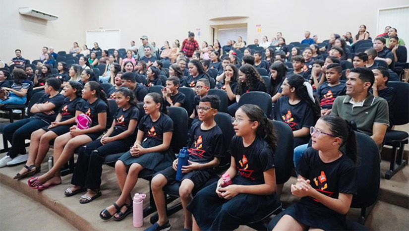   O evento reuniu mais de 100 alunos do 5º ano da Escola Municipal Professora Maria Gorete de Carvalho Macedo e da Escola Estadual Professor Alfredo Simonetti. As turmas foram orientadas pelos instrutores Cabo Urban e Soldado Júlia, que desenvolveram atividades educativas voltadas à prevenção do uso de drogas e à promoção de uma vida saudável e responsável.