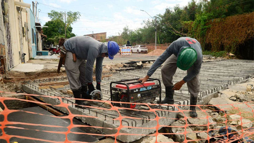   As galerias que estão passando por manutenção são as que cortam a Rua Epitácio Pessoa, no bairro Santo Antônio, e na Rua Dionísio Justino, no conjunto Nova Vida, no bairro Dom Jaime Câmara. A estrutura que corta a Rua Herculano Couto já foi finalizada pela equipe responsável pelo trabalho. Quando a equipe concluir o serviço na Epitácio Pessoa, o próximo local onde ocorrerá o reforço no canal de drenagem é o que atravessa a Rua Melo Franco, no mesmo bairro.