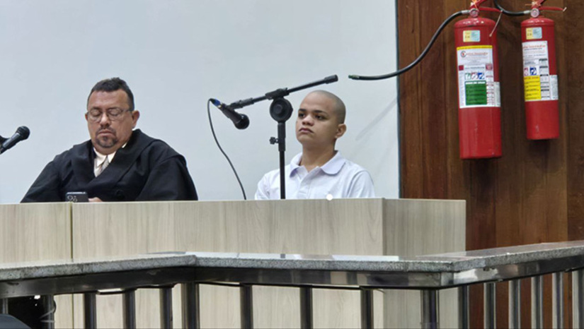   Jefinho, como é mais conhecido Jefferson Lucas Nascimento Targino, de 20 anos, confessou o crime no plenário do Tribunal do Júri. Segundo a denúncia do MPRN, Jeffinho era do PCC, mas matou uma pessoa sem autorização desta facção e, para não ser “disciplinado”, ingressou no Comando Vermelho e passando a matar os membros do PCC que interessasse expansão do CV em Mossoró e a ele próprio, que foi o caso do assassinato do adolescente. O promotor de Justiça Armando Lúcio Ribeiro pediu a condenação por homicídio qualificado, tese que foi aceita pelo Conselho de Sentença. 