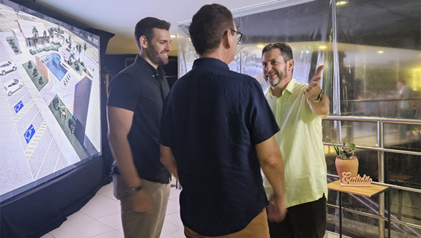   O lançamento do empreendimento que terá 222 lotes, com tamanhos que variam de 660 a 1.500 metros quadrados, localizado nas margens da RN 117, há menos de 5 quilômetros da área urbana, será dia 15 de novembro. "Fica numa área esplêndida, perto da cidade e com todo o conforto que sonhamos acordar, ouvindo os pássaros e sentindo o cheiro da natureza", destaca o empresário Jair Queiroz, da Rede Queiros, que entrou no empreendimento projetado pela Castel Construções. Com investimento de mais ou menos R$ 35 milhões, a Castel projeta concluir o Rancho Texas em 48 meses