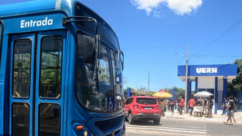   As linhas de ônibus serão organizadas em operação especial, a partir das 11h, para melhor atender aos estudantes, promovendo acesso facilitado e seguro aos locais de prova.  Para ter direito à gratuidade, os candidatos devem apresentar o Cartão de Inscrição do Enem com um documento oficial com foto no momento do embarque.  As linhas terão saída dos bairros a partir das 11h e retorno às 19h, logo após o encerramento das provas. A medida busca facilitar o deslocamento dos participantes até os locais de aplicação, oferecendo segurança e comodidade.