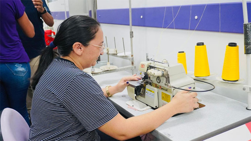   Além do curso, o programa vai oferecer crédito para aquisição de máquinas de costura e insumos para as futuras costureiras e empreendedoras. Também será realizado um desfile com as peças produzidas durante o curso.  A solenidade de abertura do curso contou com a presença do prefeito Renan, vice-prefeito Édson, secretário de estado de Desenvolvimento Econômico Alan Silveira, vereadores, secretários municipais, representantes da Agência Desenvolve RN, mulheres inscritas no curso e público em geral.