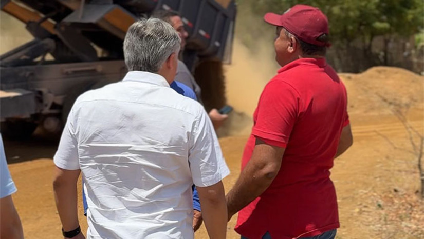   O assentamento é formado por três agrovilas, localizado na zona oeste de Governador Dix Sept Rosado e habitado por mais de 100 moradores. A recuperação da infraestrutura, principalmente das estradas de acesso à cidade, era uma necessidade antiga. Há pelo menos 20 anos a comunidade não recebia obras de melhoria estrutural. O assentamento Nossa Senhora da Conceição, conhecido como Mororó, fica a cerca de 15 quilômetros do perímetro urbano. O trabalho iniciado na sexta-feira, 7, está restaurando toda a infraestrutura da Mororó, no sentido de melhorar as condições de vida da população local.