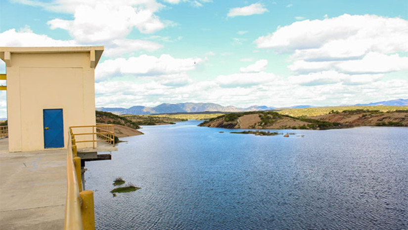   O Instituto de Gestão das Águas do Rio Grande do Norte (Igarn) atualizou o relatório dos principais reservatórios do estado, que atualmente acumulam 2,18 bilhões de m³ de água, o equivalente a 41,26% da capacidade total. A barragem Armando Ribeiro Gonçalves, maior do RN, está com 49,09% de seu volume, enquanto a Oiticica registra apenas 14,77%. Já as barragens Santa Cruz do Apodi e Umari apresentam 58,27% e 59,81%, respectivamente.