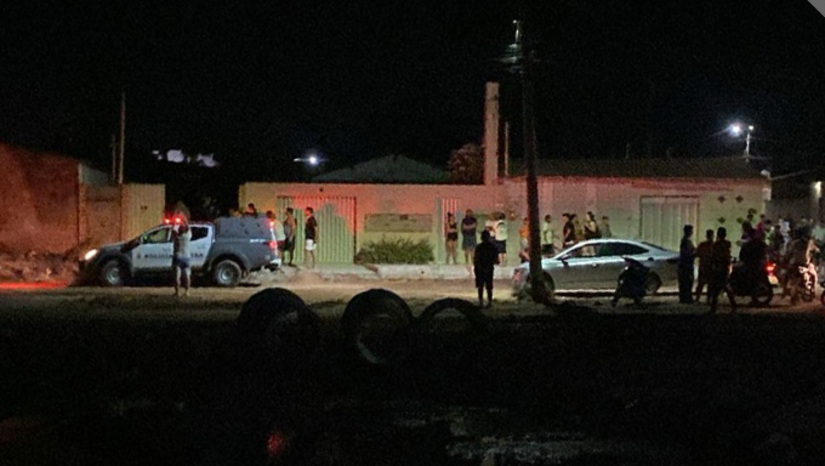   Crime de homicídio aconteceu na noite desta segunda-feira, na Avenida Terezinha Pereira, no Centro de Grossos-RN. A Policia Civil contou que eram três atiradores. Os criminosos teriam rendido algumas pessoas e quando a vítima chegou em casa numa motocicleta, eles começaram a atirar, matando-o com mais de 20 tiros.