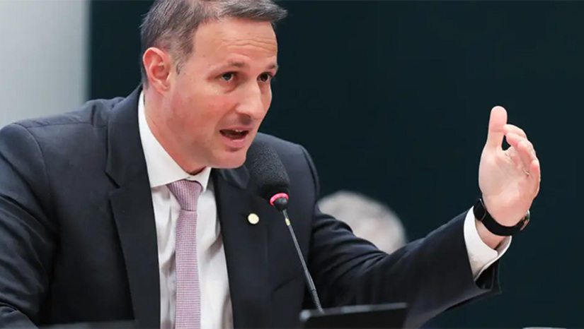   A Polícia Federal divulgou nota nesta segunda-feira (10) em que manifestou "preocupação" com as mudanças feitas pelo deputado Guilherme Derrite (PP-SP) no projeto de lei (PL) Antifacção, que foi encaminhado pelo governo federal e está em tramitação no Congresso Nacional. Derrite se licenciou do cargo de secretário de Segurança de São Paulo para assumir a  relatoria da proposta na Câmara dos Deputados e as mudanças, que segundo a PF, é um risco real de enfraquecimento no combate ao crime organizado” no País.