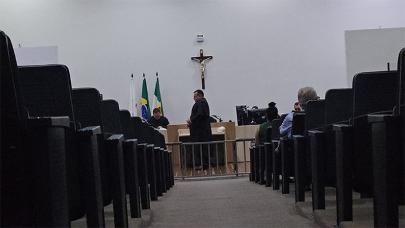   O julgamento do trio de Areia Branca-RN, acusado de matar Rivanilson Ramalho M. de Oliveira, em abril de 2017, devido a ausência dos advogados, que estava previsto acontecer nesta terça-feira, 11, terminou não acontecendo. Foi remarcado para outra data.  Já nesta quarta-feira, 12, está previsto o julgamento de Antônio Marcos da Silva Santos, que está preso pelo assassinato do amigo de bebedeira Railton Nogueira de Oliveira, de 38 anos.