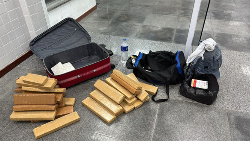    A PRF apreendeu mais de 34 kg de drogas durante fiscalização na BR-116, em Feira de Santana (BA), na noite de segunda-feira (10). A ação fez parte da Operação Cão de Faro e contou com o apoio dos cães farejadores K9 Umbro e K9 Zion. Os entorpecentes foram encontrados em malas pertencentes a um passageiro de um ônibus que seguia de São Paulo para Mossoró (RN). O homem confessou que entregaria a droga na rodoviária de Pau dos Ferros (RN), onde receberia pagamento em dinheiro. Ele foi preso e encaminhado, junto com o material apreendido, à Delegacia de Polícia Civil em Feira de Santana.