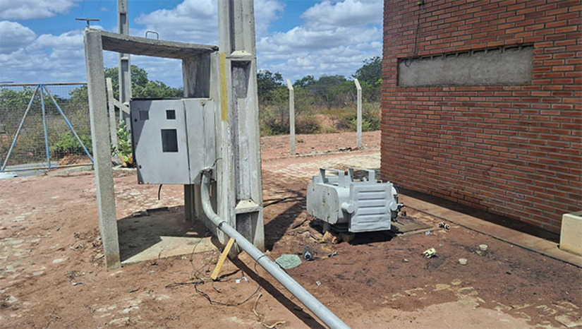   Duas ocorrências de furto de cabos e equipamentos nas unidades da Caern em Serra do Mel e Caraúbas causaram a suspensão do abastecimento de água. Os crimes, registrados na segunda (10) e terça-feira (11), afetaram comunidades rurais de Mossoró, e as cidades de Caraúbas e Serra do Mel. A Caern informou que trabalha para restabelecer o sistema com previsão de retorno em Serra do Mel até sexta-feira (14), enquanto em Caraúbas os danos ainda estão sendo avaliados. Após o conserto, o fornecimento deve se normalizar em até 72 horas. A Companhia acionou a polícia para investigar os furtos.