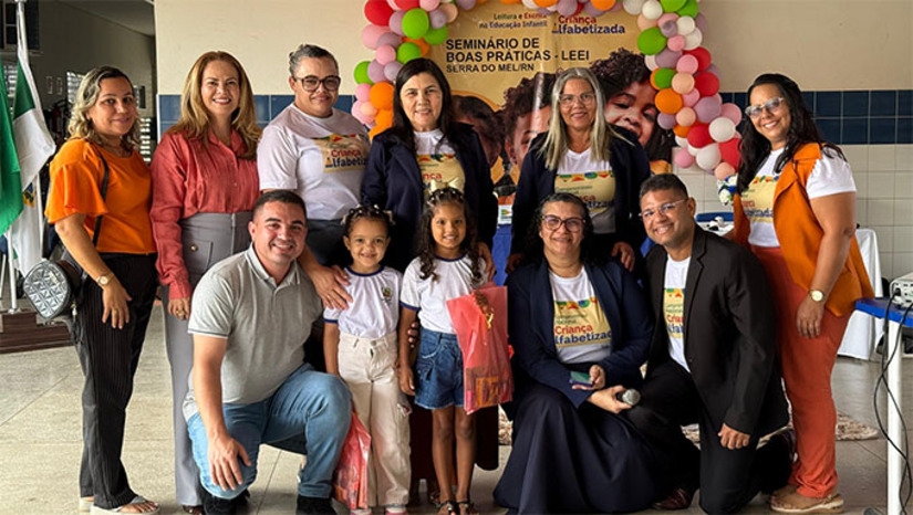   O município de Serra do Mel ganhou destaque nacional com o projeto “Educação de Tempo Integral em Serra do Mel”, que agora integra o Mapa Interativo de Experiências Exitosas da Educação Integral, reunindo práticas inovadoras de todo o país.  Implantado desde 2023, o projeto atende 571 alunos em seis escolas municipais e na Creche Dejaine Karla, oferecendo ensino regular aliado a atividades físicas, culturais, de lazer e leitura, além de alimentação de qualidade. A iniciativa fortalece o vínculo escolar e promove o desenvolvimento integral dos estudantes.