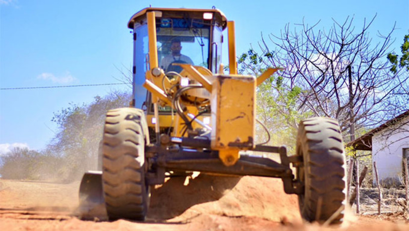   A primeira etapa começou na altura da comunidade de Oiticica, onde foi construída uma jazida, até o Sítio Florânia, altura da Toca do Leão. Já a segunda etapa iniciará também de Oiticica e percorrerá toda a extensão da via até a comunidade de Coqueiro.  O trabalho, que é realizado de forma contínua pela Secretaria de Agricultura em toda a zona rural, vai beneficiar diretamente todas as comunidades do polo de Alagoinha.