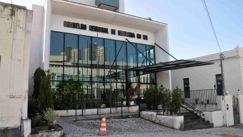   O Conselho Regional de Medicina do Rio Grande do Norte (CREMERN) solicita uma audiência de mediação judicial para abrir diálogo urgente com o Governo, Ministério Público, secretarias estaduais e o Sindicato dos Médicos, visando garantir o pagamento imediato dos valores atrasados e a continuidade dos serviços de saúde pública. A classe médica do RN tem enfrentado atrasos que, em alguns casos, já se estendem por até oito meses no pagamento de serviços essenciais. 