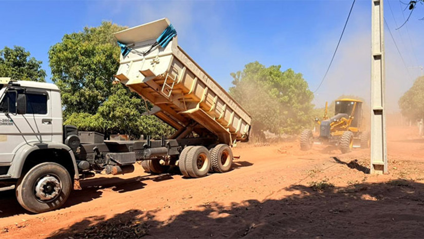   O prefeito Sabino vistoriou a recuperação das estradas vicinais que atendem diversas comunidades da região da Areia, no distrito Córrego. As obras estão avançando em ritmo acelerado, começando pela Lagoa Amarela e Retiro, e seguirão até o calçamento da Barra. Outra equipe atua simultaneamente nas estradas das comunidades Garapa, Mineiro e Sítio Ponta. A Prefeitura também realizou melhorias nas vias das regiões da Pedra e Baixa Fechada. As intervenções garantem mobilidade, segurança e desenvolvimento para a população rural.