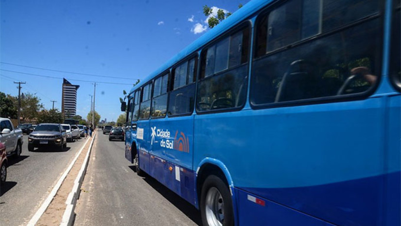   Assim como ocorreu no primeiro dia, a operação especial de ônibus será mantida para assegurar que os candidatos tenham acesso facilitado, seguro e pontual aos locais de aplicação das provas.  A gratuidade será válida durante todo o deslocamento dos estudantes. Para embarcar, basta apresentar o Cartão de Inscrição do Enem junto a um documento oficial com foto. As linhas começam a circular a partir das 11h, saindo dos bairros em direção aos pontos de prova. O retorno está programado para as 18h45, após o encerramento da aplicação.