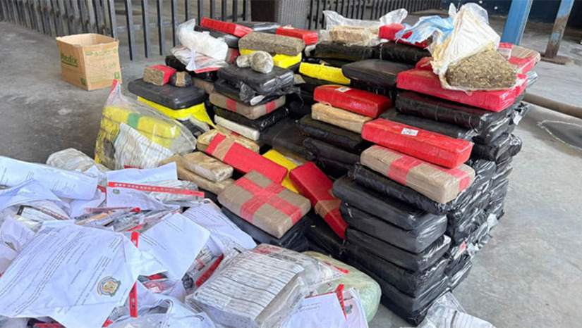   O procedimento foi executado no forno da USIBRAS, em Mossoró, seguindo todos os protocolos legais e sanitários, e contou com a presença de representantes da Polícia Científica e da Vigilância Sanitária, garantindo a regularidade e transparência da ação.  O material destruído é proveniente das ações das Forças de Segurança Pública no município de Mossoró, que resultou na apreensão de mais de 500 kg de drogas. O trabalho constante realizado representa um combate crescente ao tráfico na região.